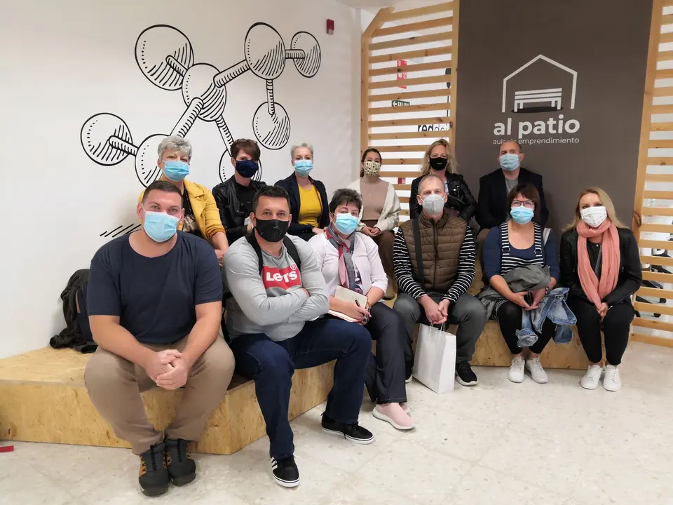 Profesores h&uacute;ngaros en la Escuela de la Madera de Encinas Reales, en el marco del intercambio que realizan (FOTO: cedida)
