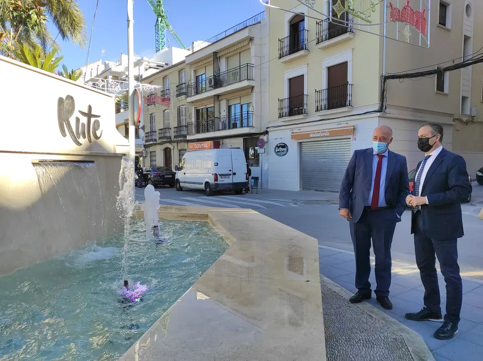 Pimentel y Ruiz junto a una fuente con la marca tur&iacute;stica de Rute (FOTO: cedida)