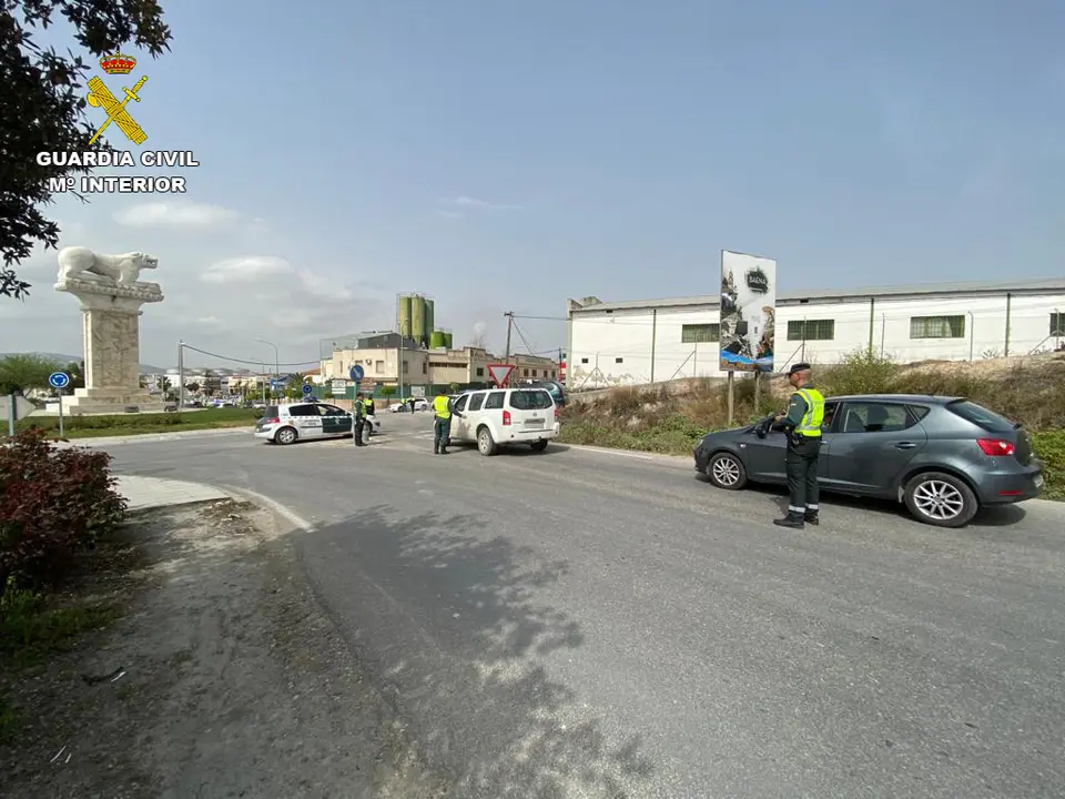 Control de la Guardia Civil en los accesos a Baena (FOTO: Guardia Civil)