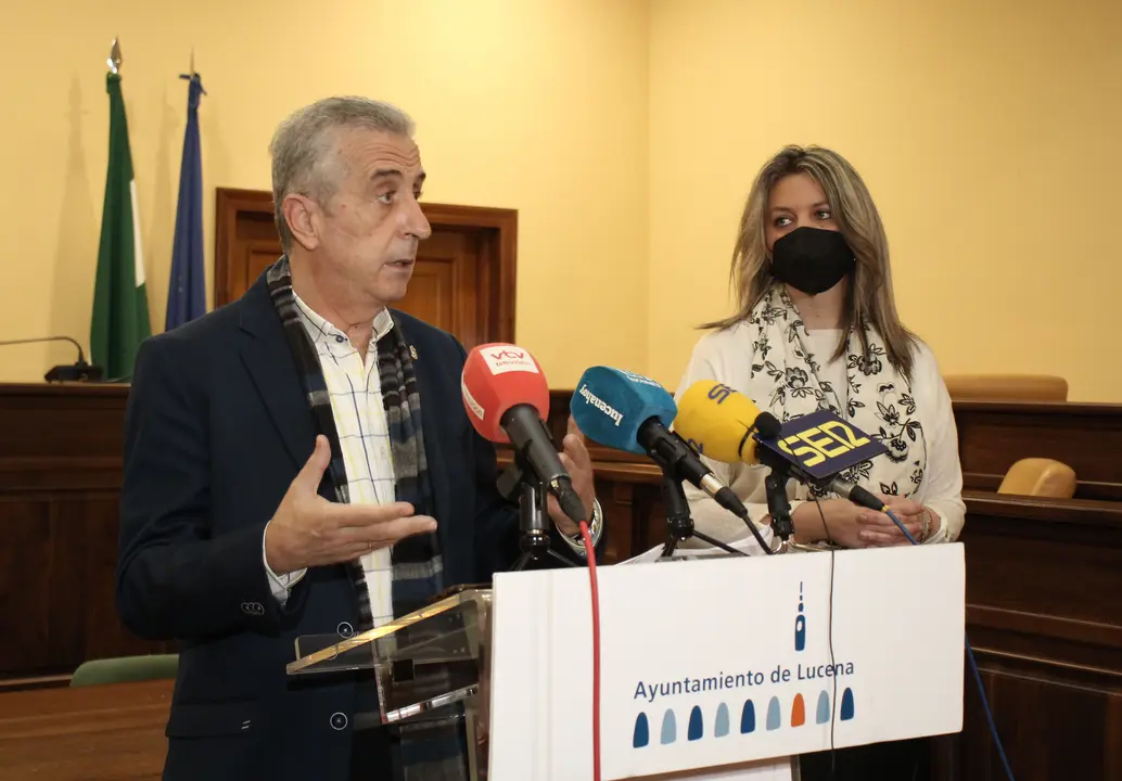 P&eacute;rez y Gallardo comparecen ante los medios en el Sal&oacute;n de Plenos de Lucena (FOTO: cedida)
