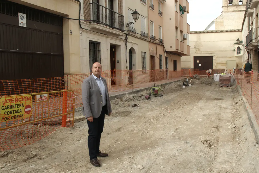 C&eacute;sar del Espino visita las obras de la calle Palacios, en Lucena (FOTO: cedida)