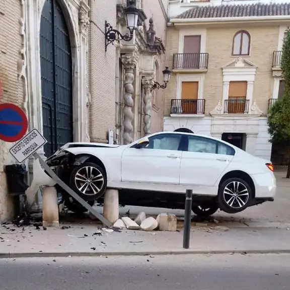 Estado del veh&iacute;culo que ha chocado esta ma&ntilde;ana contra la Parroquia de Santo Domingo de Guzm&aacute;n, en Cabra (FOTO: autor desconocido de redes sociales)