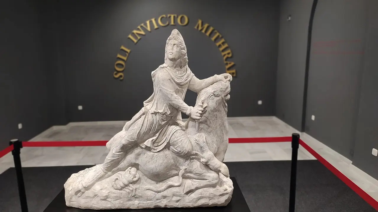 Escultura romana del Dios Mitra, expuesta en el Museo Arqueol&oacute;gico de Cabra (FOTO: Javier Fern&aacute;ndez D&iacute;ez de los R&iacute;os)