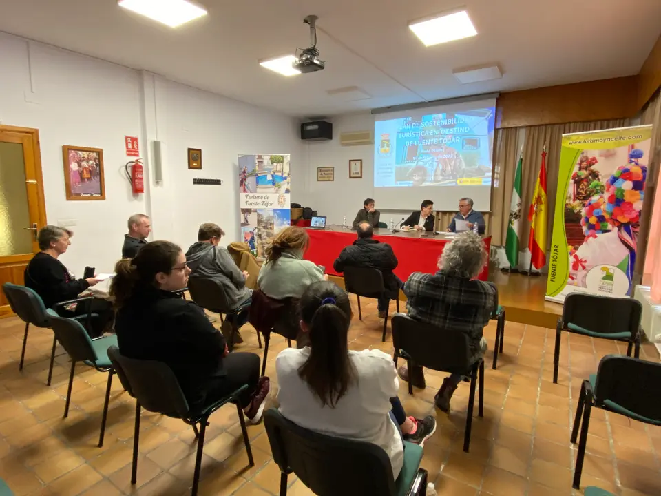 Sesi&oacute;n de trabajo para la redacci&oacute;n del Plan de Sostenibilidad Tur&iacute;stica en Destino de Fuente-T&oacute;jar (FOTO: cedida)