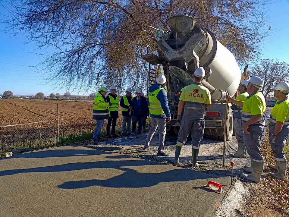Lorite visita el tramo asfaltado con materiales reciclados en el Centro Agropecuario (FOTO: cedida)