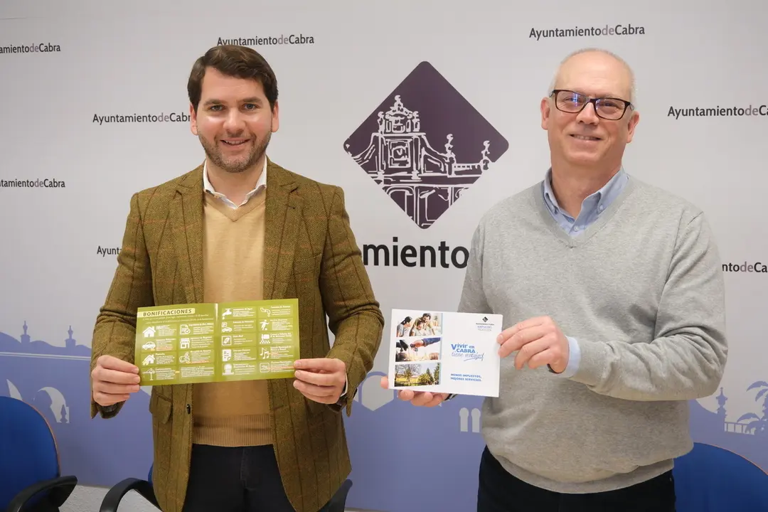 Fernando Priego y Felipe Calvo presentan las bonificaciones fiscales para 2024 en el Ayuntamiento de Cabra (FOTO: cedida)