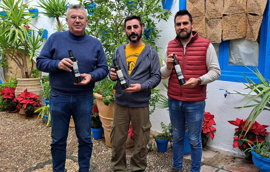 Edici&oacute;n especial de 'Aceites La Maleza' dedicada a la declaraci&oacute;n de Izn&aacute;jar como 'Municipio Tur&iacute;stico de Andaluc&iacute;a' (FOTO: cedida)