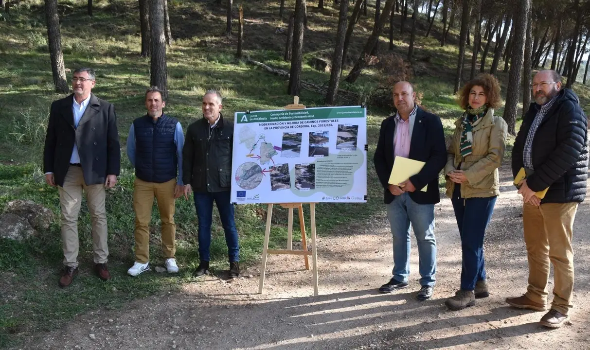 Rafael Mart&iacute;nez y David Ruiz visitan las obras de mejora llevadas a cabo por la Junta en los caminos de la Sierra de Rute (FOTO: cedida)