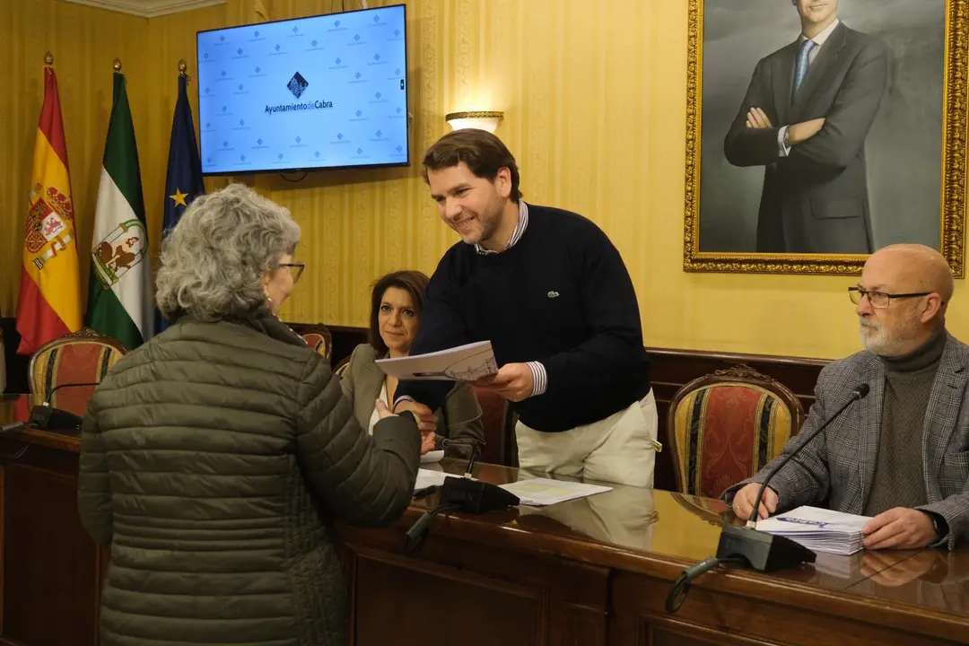 Entrega de ayudas a la adaptaci&oacute;n funcional de viviendas en Cabra (FOTO: cedida)