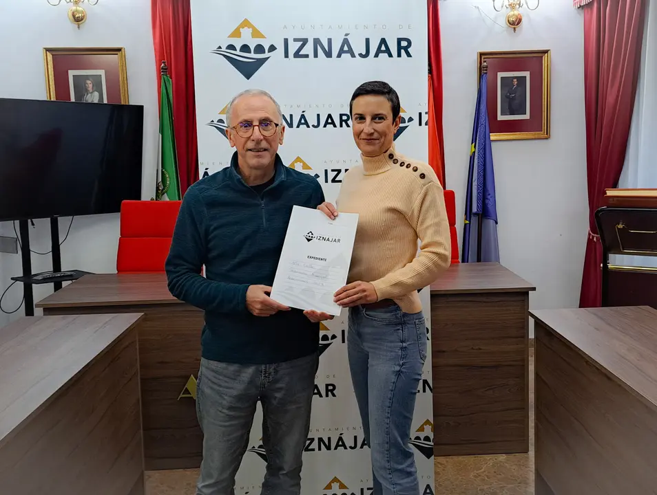 Entrega de ayudas y subvenciones en el Ayuntamiento de Izn&aacute;jar (FOTO: cedida)