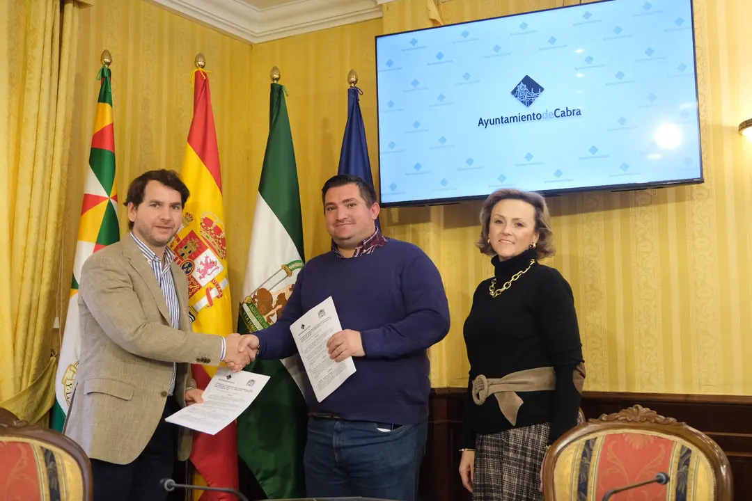 Convenio anual entre el Ayuntamiento de Cabra y la Agrupaci&oacute;n de Cofrad&iacute;as (FOTO: cedida)