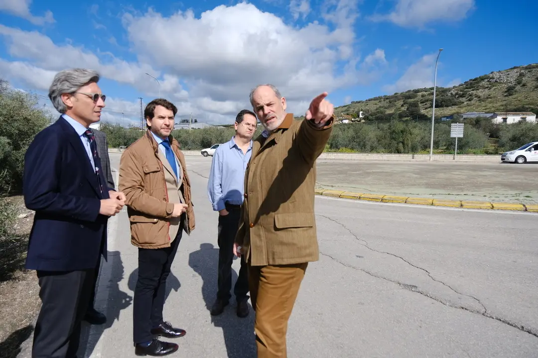 Visita de t&eacute;cnicos del Servicio de Carreteras de la Diputaci&oacute;n a Cabra (FOTO: cedida)