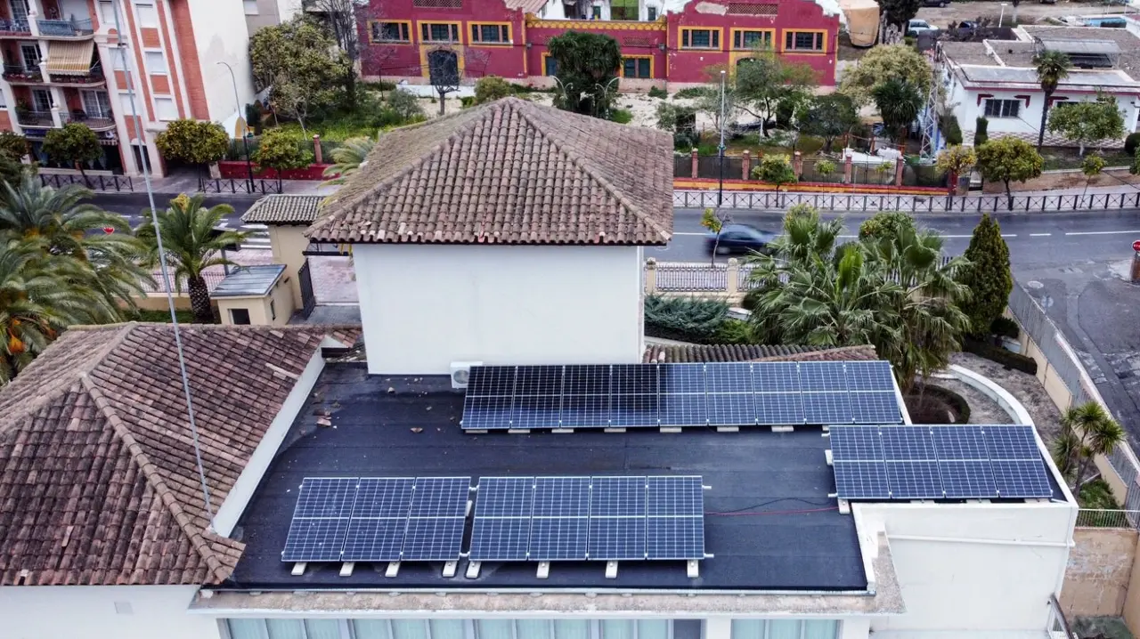 Nuevo sistema de energ&iacute;a solar para autoconsumo instalado en el Teatro 'El Jardinito' de Cabra (FOTO: cedida)