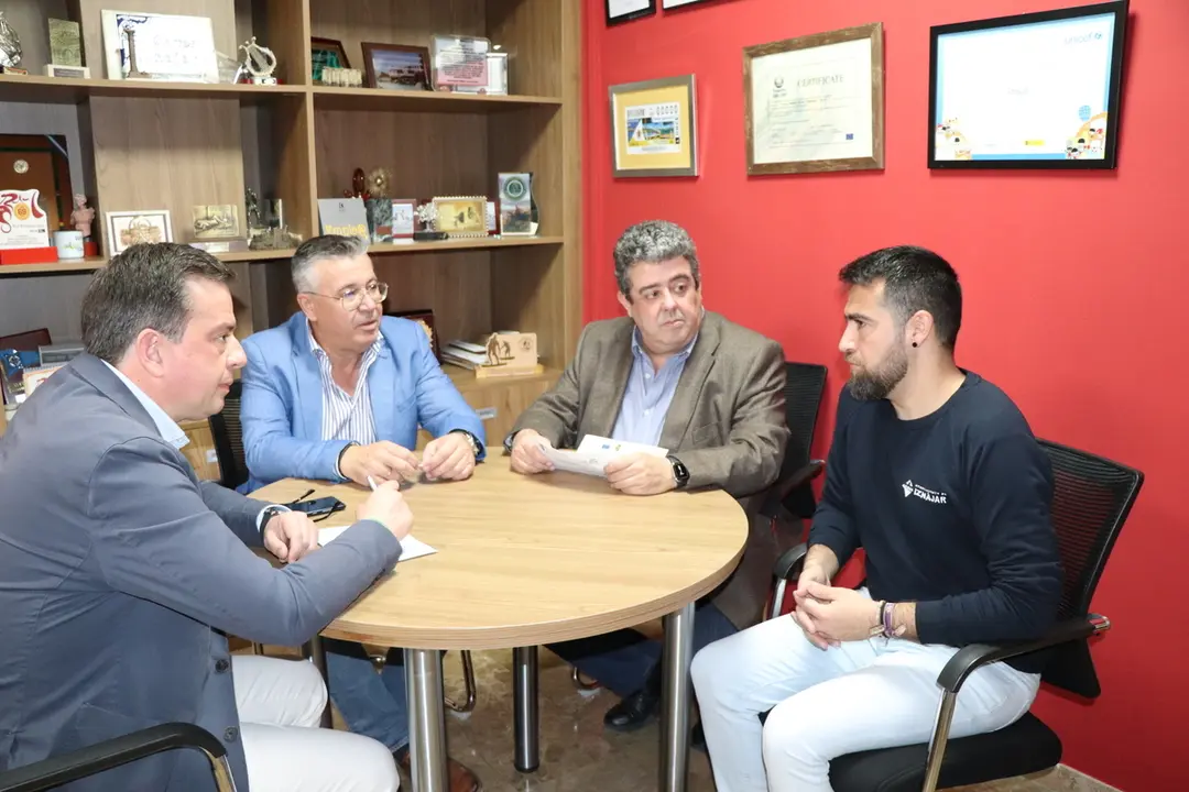 Reuni&oacute;n de trabajo entre el Ayuntamiento de Izn&aacute;jar y el GDR de la Subb&eacute;tica (FOTO: cedida)