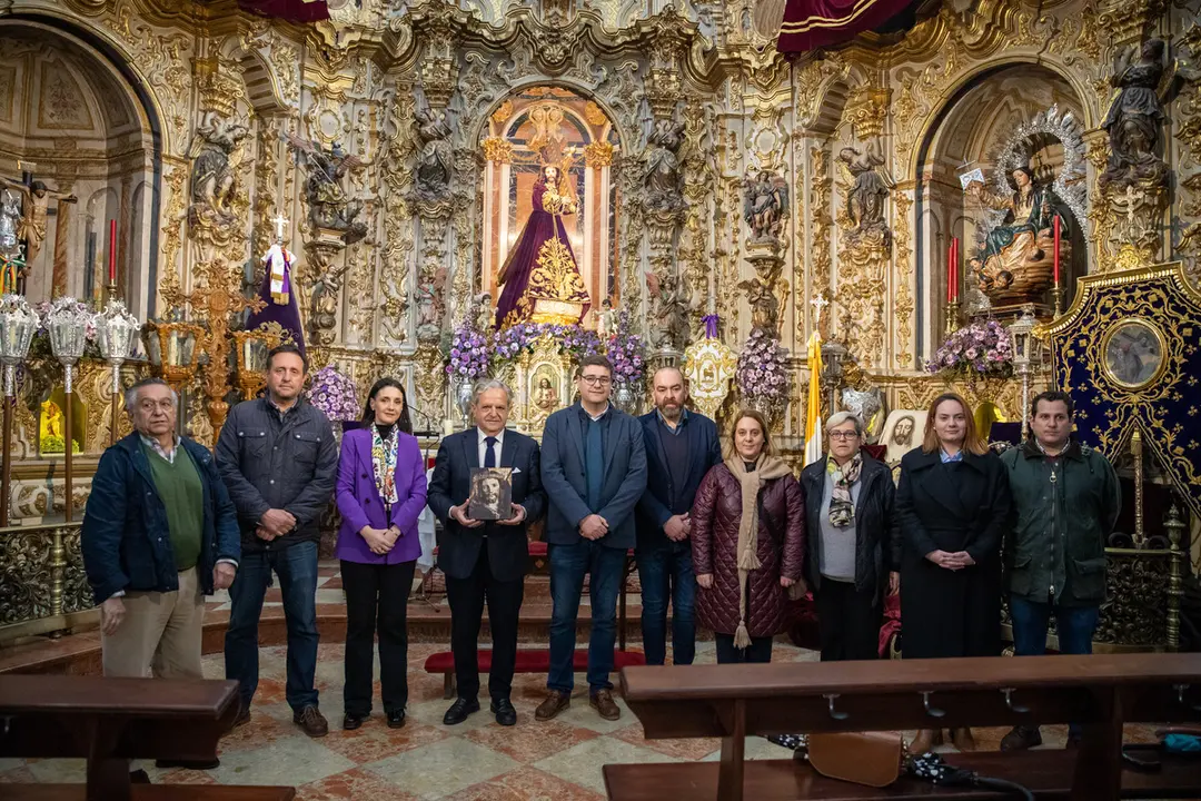 Salvador Fuentes durante su visita a Priego, ante Jes&uacute;s Nazareno (FOTO: cedida)