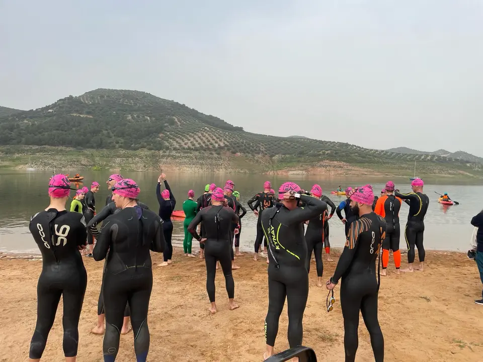 El embalse de Izn&aacute;jar acoge una prueba del Circuito 'Aguas Abiertas' 2024 (FOTO: cedida)