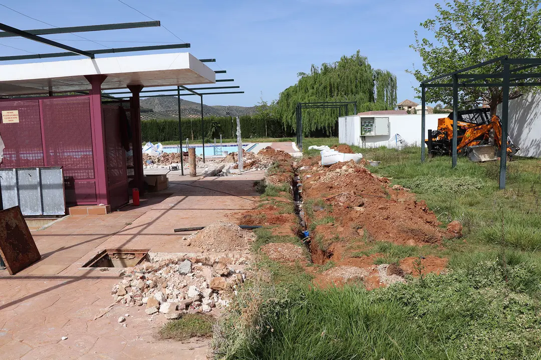 Obras de mejora en la piscina municipal de Izn&aacute;jar (FOTO: cedida)