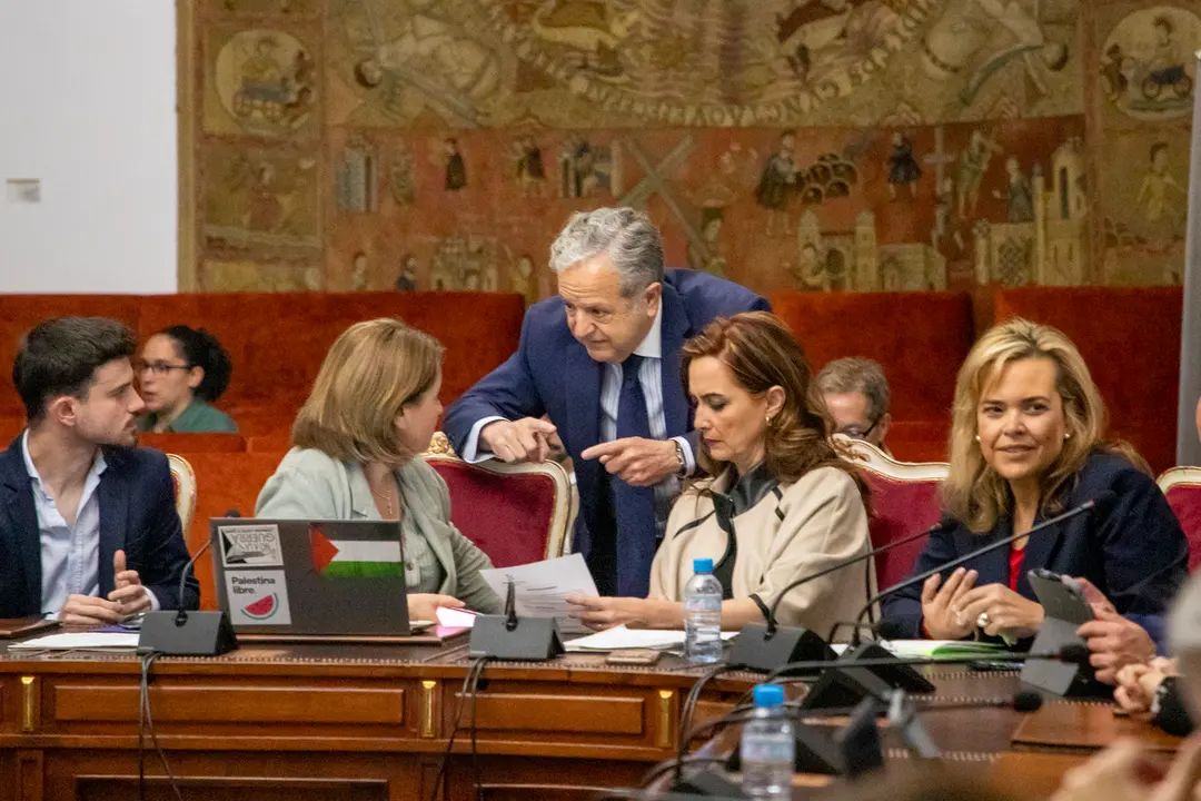 Salvador Fuentes conversa con los grupos de la oposici&oacute;n antes del Pleno extraordinario de hoy en la Diputaci&oacute;n (FOTO: cedida)