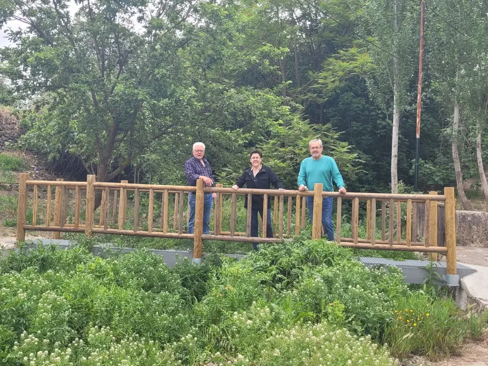 Nueva pasarela sobre el arroyo 'El Ca&ntilde;uelo', en Fuente-T&oacute;jar (FOTO: cedida)