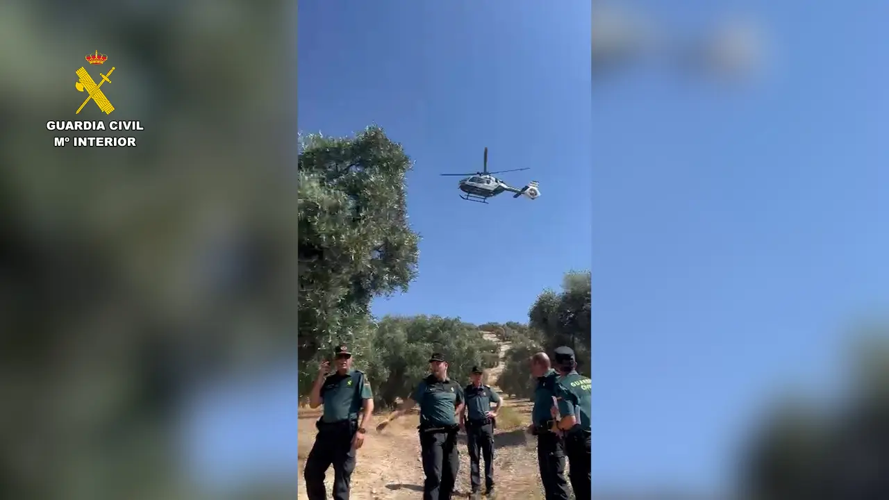 Momento del operativo de rescate de una persona mayor desaparecida en Izn&aacute;jar (FOTO: Guardia Civil)