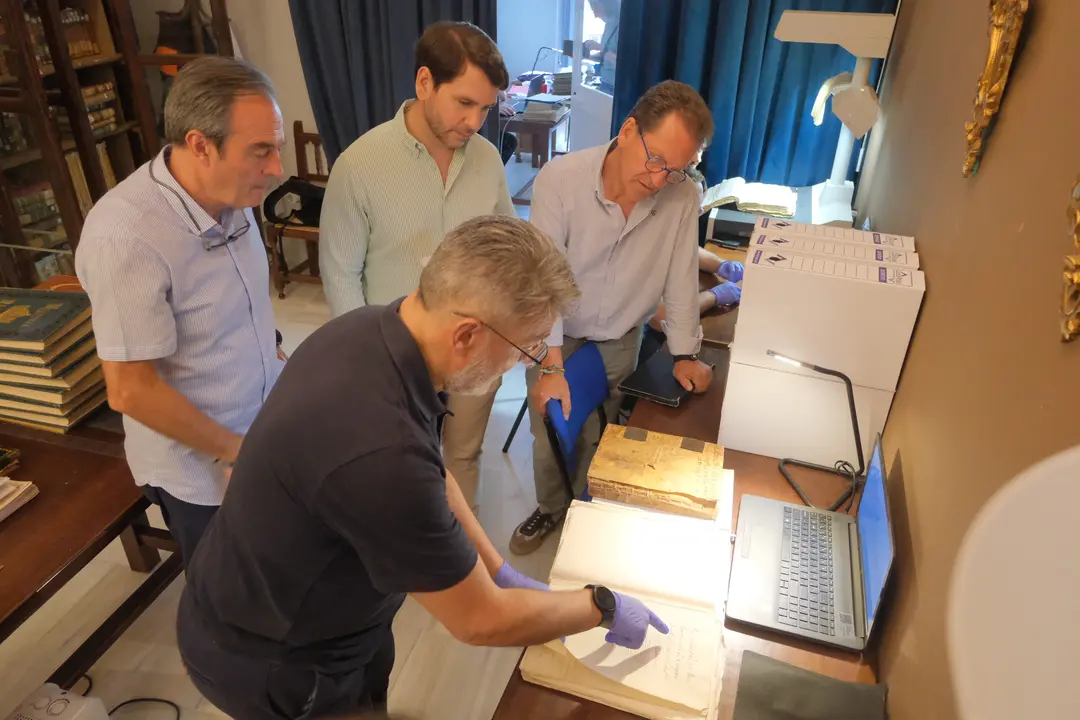 Trabajos de digitalizaci&oacute;n del Archivo Hist&oacute;rico Municipal de Cabra (FOTO: cedida)