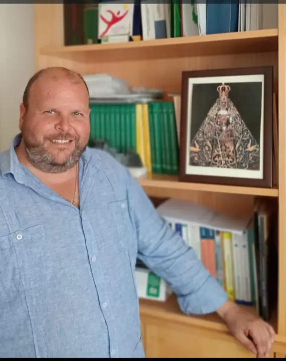 Antonio Mora L&oacute;pez, pregonero de la Real Feria y Fiestas en honor a Mar&iacute;a Sant&iacute;sima de la Sierra 2024 (FOTO: cedida)
