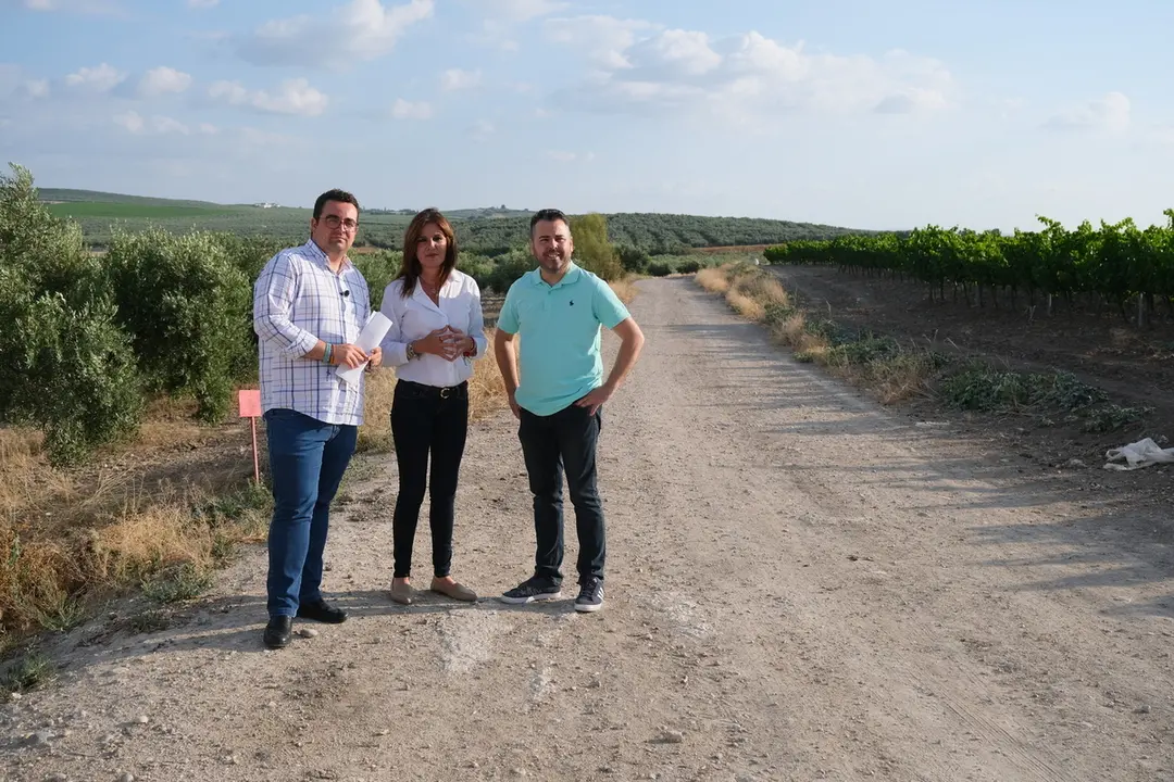 Visita al Camino de la Tierra Blanca, que ser&aacute; objeto de arreglo integral en Monturque (FOTO: cedida)