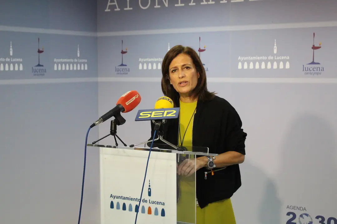 La delegada de Educaci&oacute;n, Miriam Ortiz, presenta las becas escolares de Lucena para el curso 2024/2025 (FOTO: cedida)