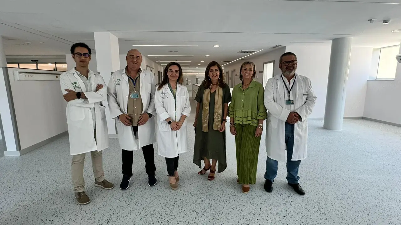 Botella visita el nuevo bloque quir&uacute;rgico del Hospital Infanta Margarita de Cabra (FOTO: cedida)