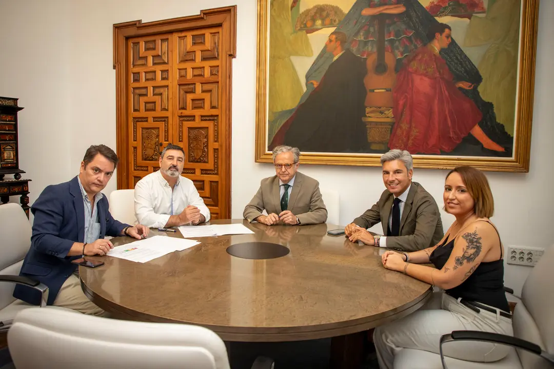 Firma de convenio entre la Diputaci&oacute;n de C&oacute;rdoba y la Asociaci&oacute;n Toro de Cuerda de Carcabuey (FOTO: cedida)