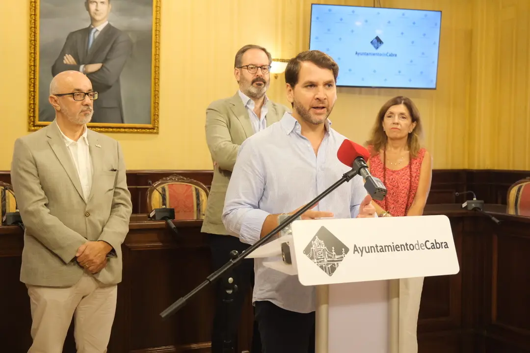 Reunión entre el Ayuntamiento de Cabra y la Junta de Andaluc&iacute;a sobre las consecuencias del accidente de helicóptero (FOTO: cedida)