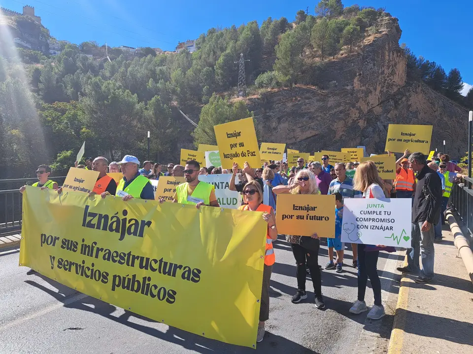 Concentraci&oacute;n en Izn&aacute;jar por la mejora de sus infraestructuras y servicios p&uacute;blicos (FOTO: cedida)
