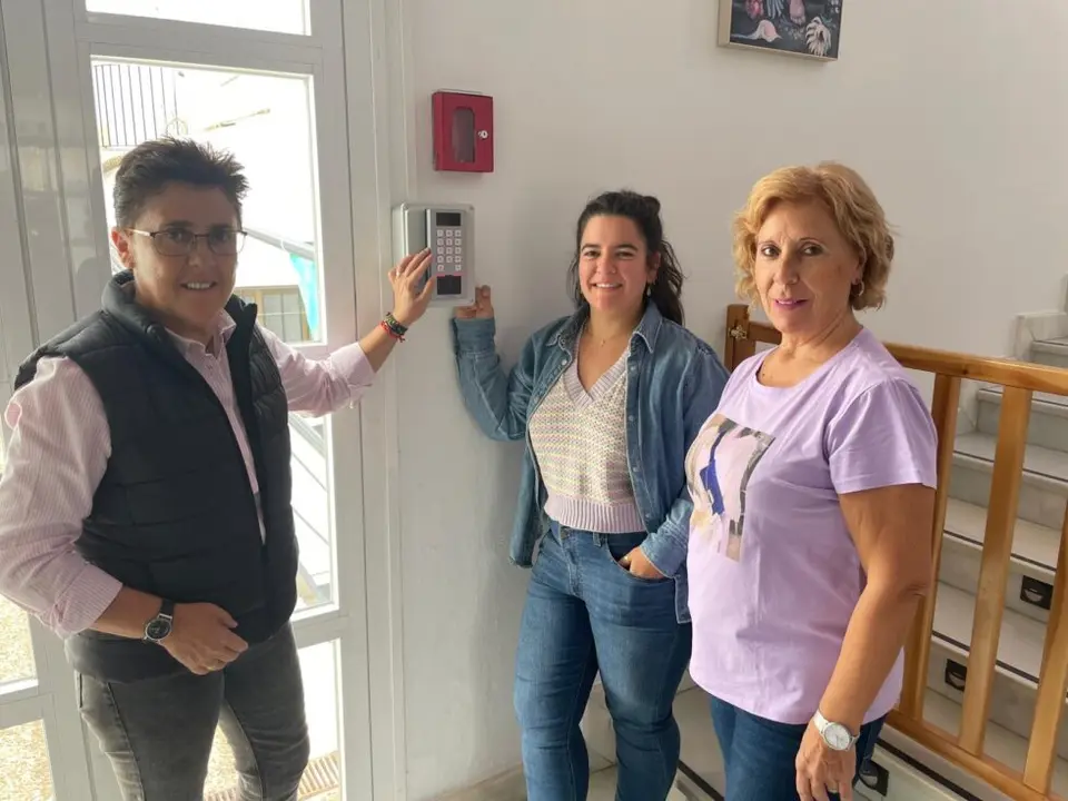 Visita de la alcaldesa y la delegada de Bienestar Social a la Residencia Municipal de Mayores de Fuente-T&oacute;jar (FOTO: cedida)