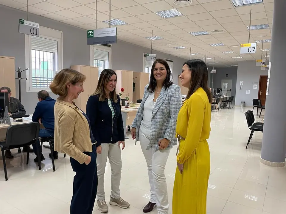 La delegada, M. Dolores G&aacute;lvez, durante una visita a la oficina del SAE en Rute (FOTO: archivo)