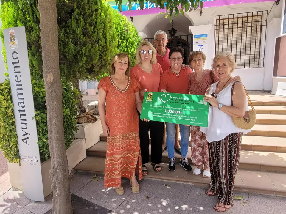 Fuente-T&oacute;jar entrega a la AECC la recaudaci&oacute;n de su III Jornada Ben&eacute;fica (FOTO: cedida)