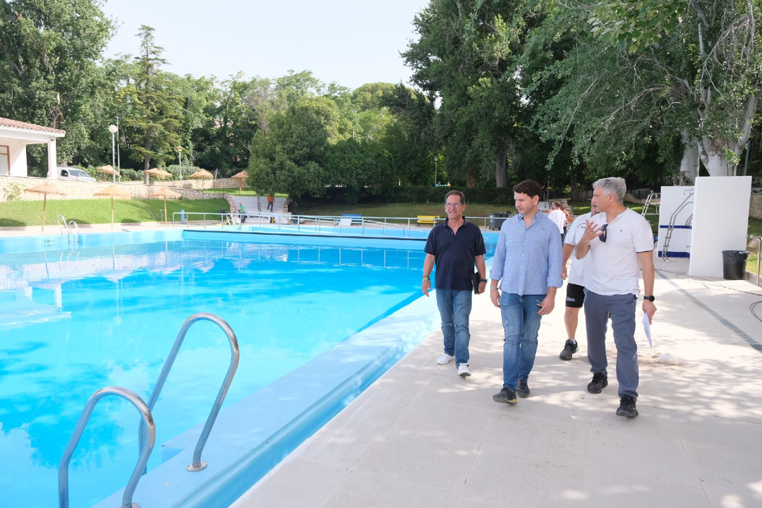 Apertura de la temporada de verano en las piscinas del Parque Deportivo 'Heliodoro Mart&iacute;n', de Cabra (FOTO: cedida)