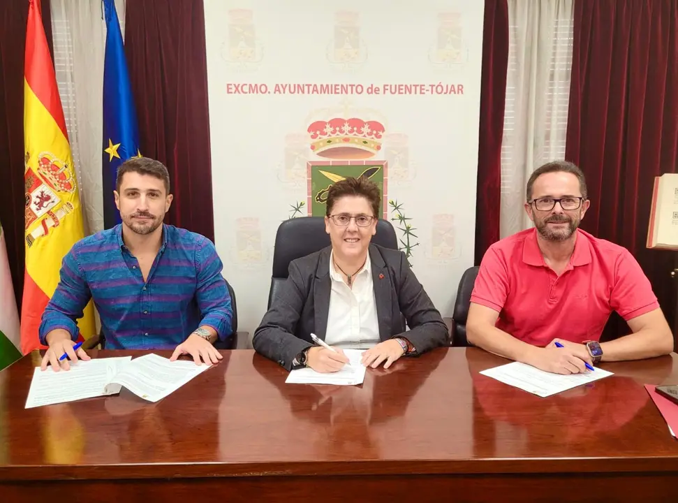 Firma del contrato para la segunda fase que culminar&aacute; la futura Oficina de Turismo de Fuente-T&oacute;jar (FOTO: cedida)