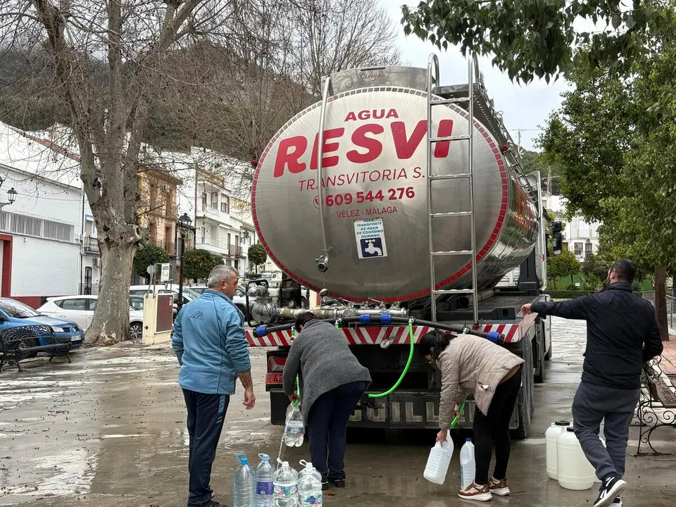 Reparto de agua potable en camiones cisterna en Rute (FOTO: cedida)