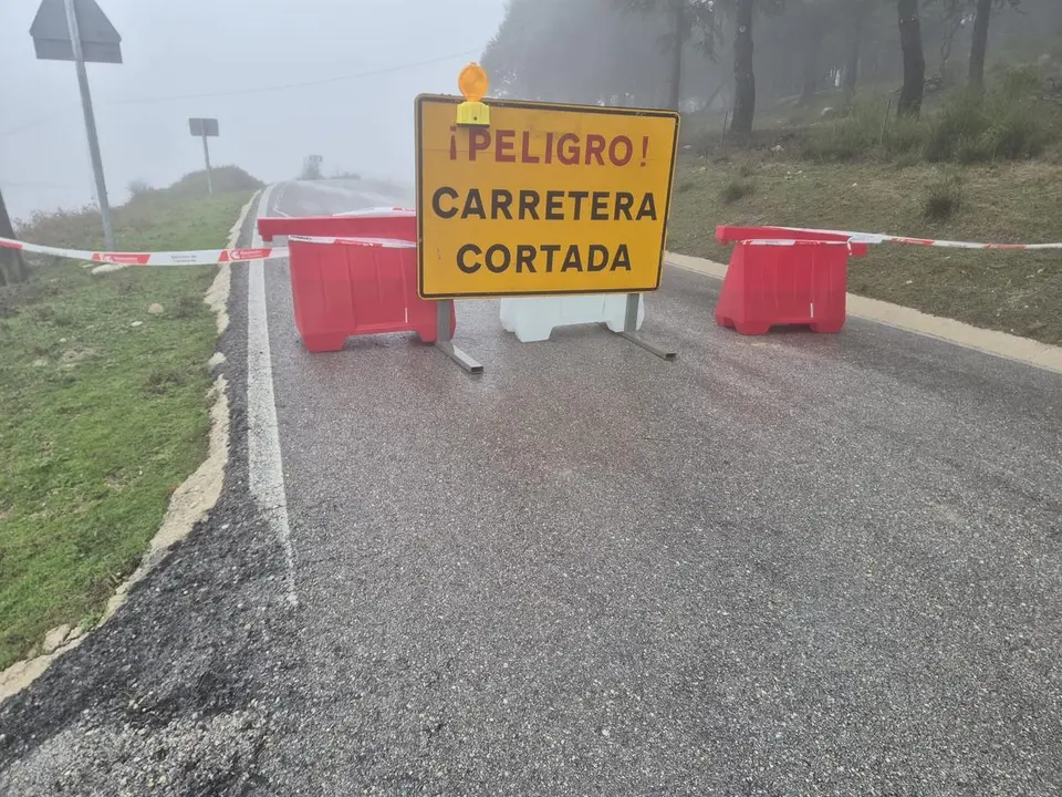 El temporal provoca el corte indefinido de la carretera de la Sierra de Cabra por deslizamientos en la calzada (FOTO: Real Archicofrad&iacute;a)