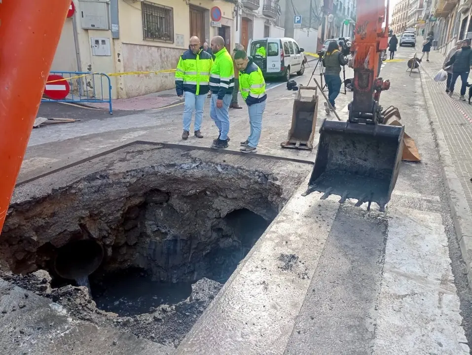 Reparación de emergencia en calle Juan Carlos I, de Rute, tras el temporal (FOTO: cedida)
