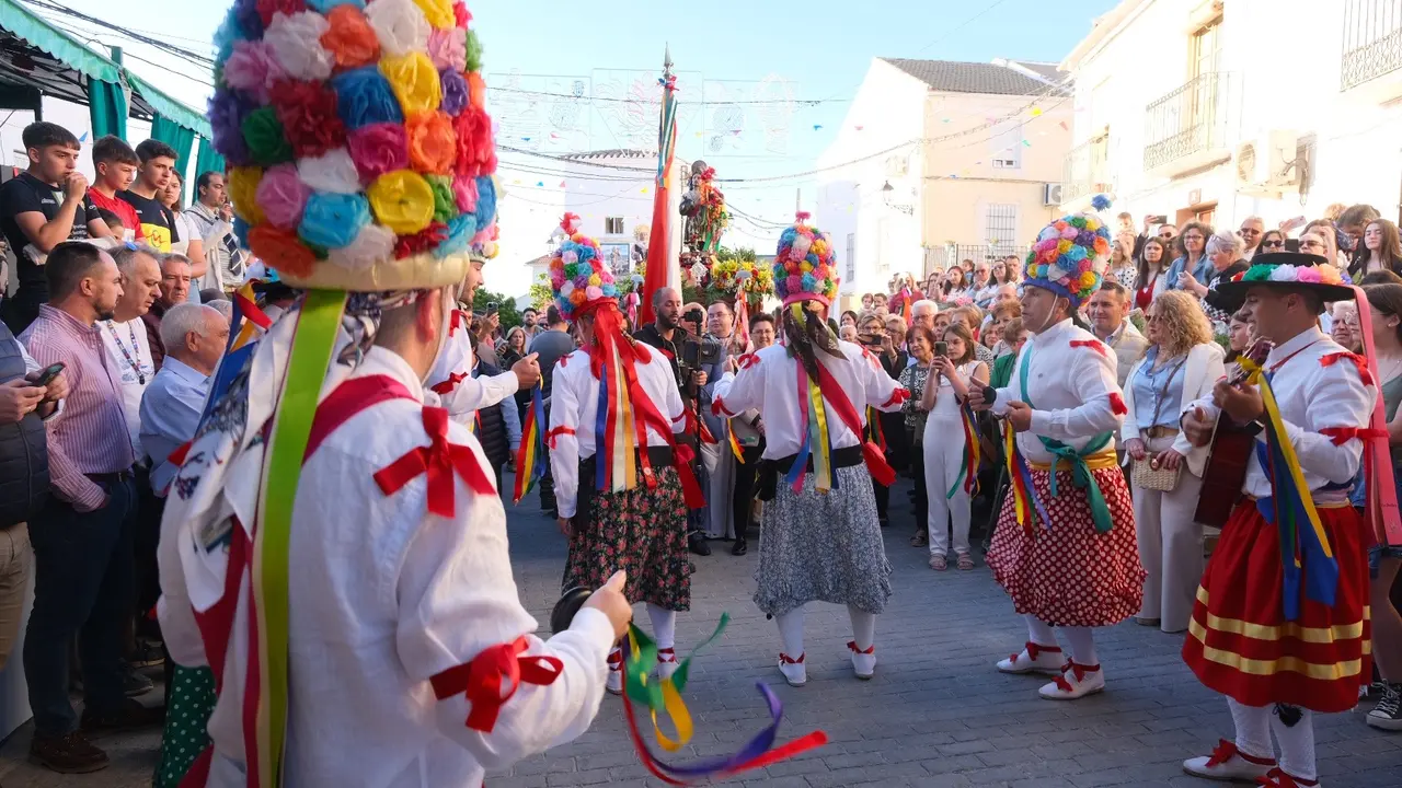 Danzantes de San Isidro, en Fuente-T&oacute;jar (FOTO: cedida)