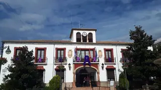 El Ayuntamiento de Benamej&iacute;, engalanado con lazos violeta con motivo del D&iacute;a de la Violencia de G&eacute;nero (FOTO: cedida)