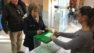Electores ejerciendo su derecho en Cabra (FOTO: cedida)