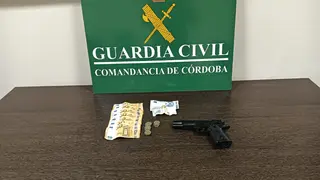 Arma y dinero intervenido por la Guardia Civil en Montilla (FOTO: Guardia Civil)