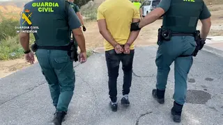 Uno de los detenidos en la operaci&oacute;n BOBA, de la Guardia Civil, contra el tr&aacute;fico de drogas (FOTO: Guardia Civil)