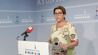 Charo Valverde explica en rueda de prensa el proyecto de monumento a Paco de Lucena (FOTO: cedida)