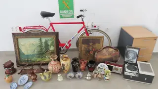 Objetos recuperados por la Guardia Civil tras el robo de una vivienda en Priego (FOTO: Guardia Civil)