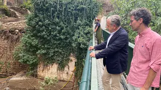 Salvador Fuentes y Jaime Castillo revisan el cauce del r&iacute;o Caicena, afectado por las fuertes lluvias de anoche (FOTO: cedida)