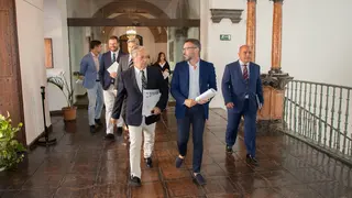 El presidente, Salvador Fuente, dirigi&eacute;ndose junto a parte de su equipo al Pleno de la Diputaci&oacute;n (FOTO: cedida)