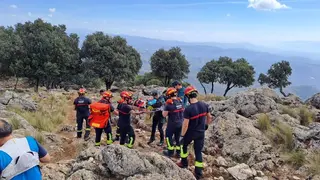 Evacuaci&oacute;n de una senderista herida en el Collado de Sierra Alta, en Rute (FOTO: Guardia Civil)